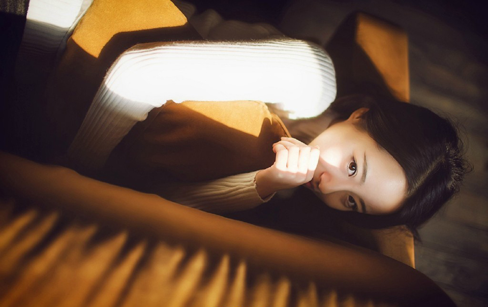或许，我们终究会有那么一天：牵着别人的手，遗忘曾经的他。——三毛《雨季不再来》